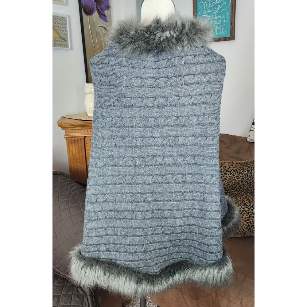 Chicos Nadene Faux Fur Trimmed Wrap Cable Knit Sweater Winter Wrap Gray OS - Picture 4 of 7